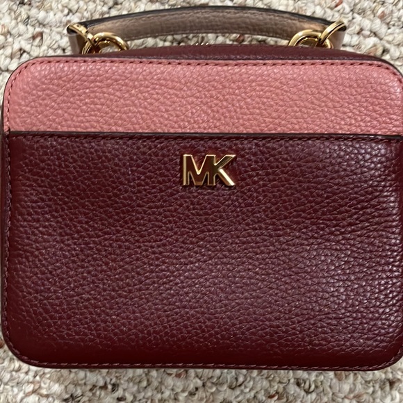 MICHAEL KORS
Mott Mini Color-Block Pebbled Leather Crossbody 32T8GF5C0T - Picture 6 of 14